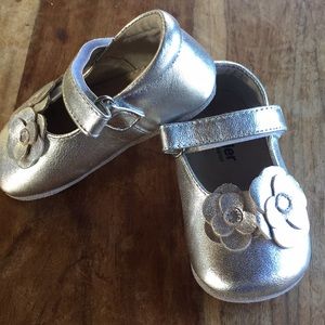 Smaller by See Kali Run 9-12mon Silver shoes